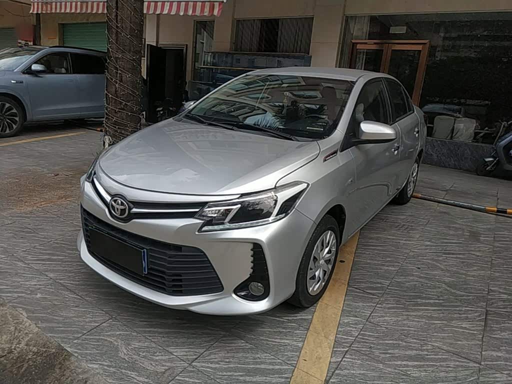Toyota Vios 1.5 л 2023 г. Серебристо-серый, пробег 17600 км