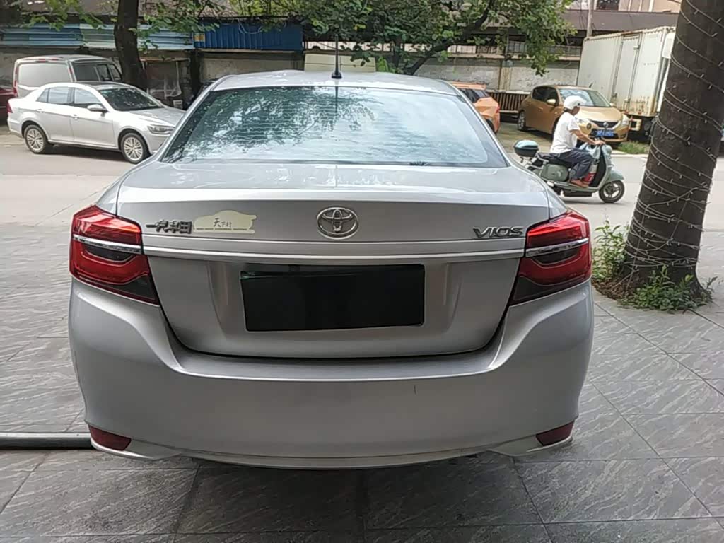 Toyota Vios 1.5 л 2023 г. Серебристо-серый, пробег 17600 км