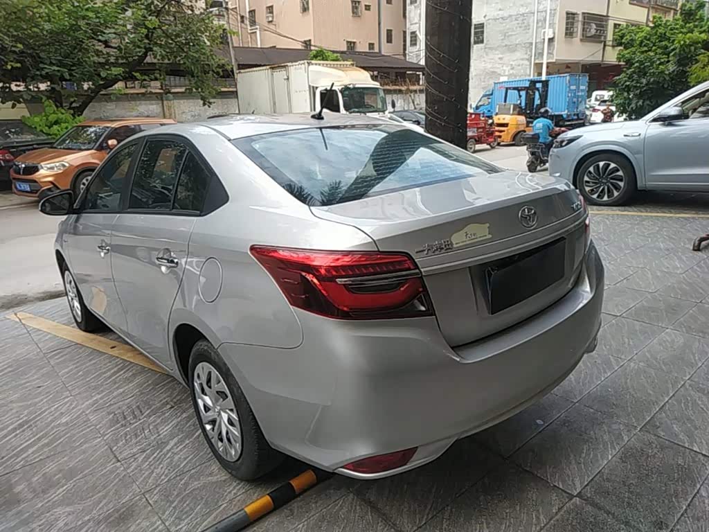 Toyota Vios 1.5 л 2023 г. Серебристо-серый, пробег 17600 км
