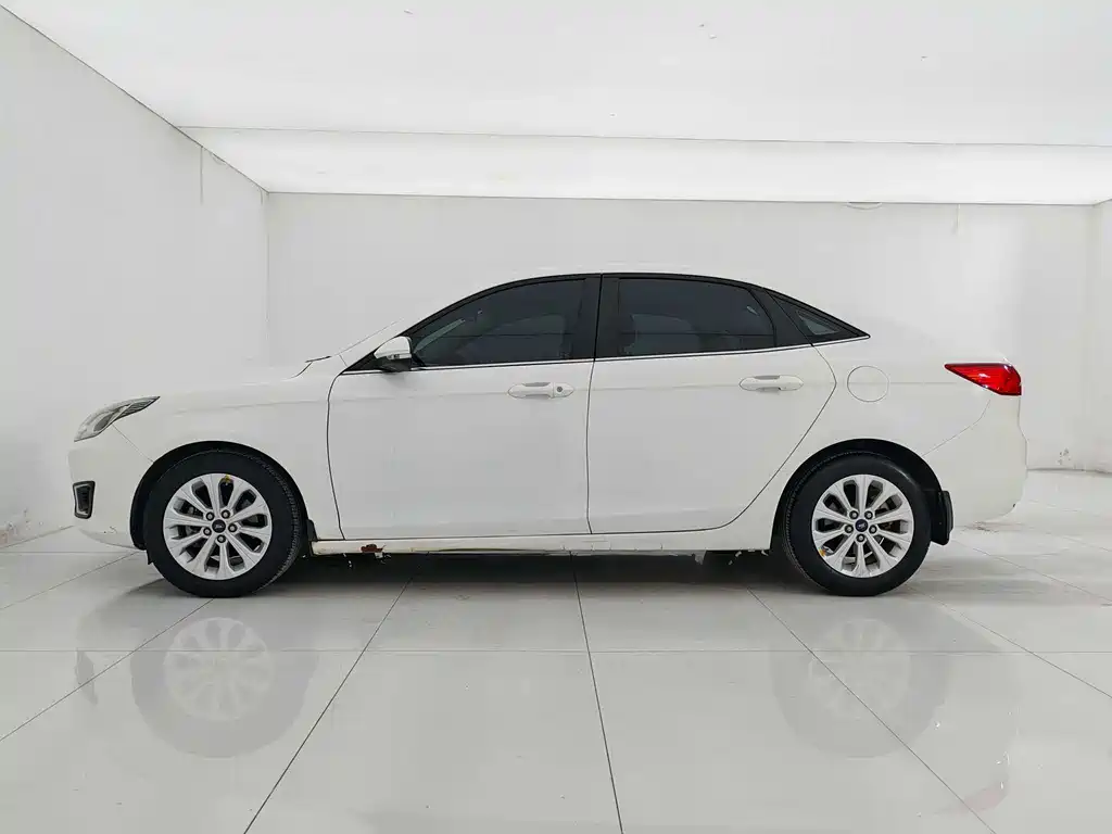 Ford Escort 2015 1.5L AT Fashion