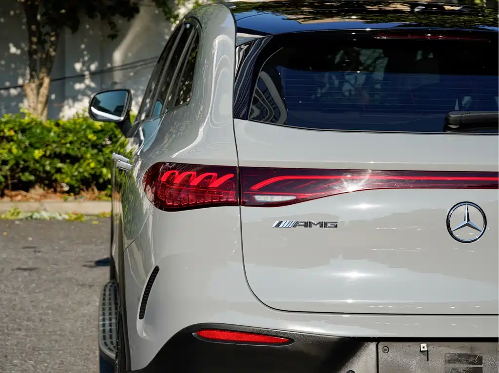 Mercedes-Benz EQE SUV — миниатюра 8