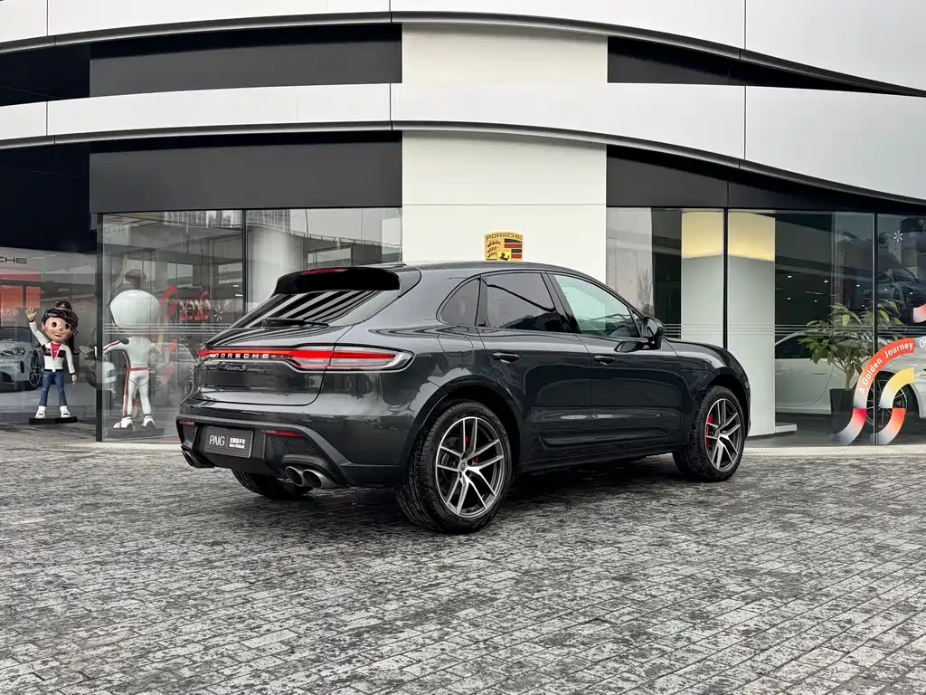 PORSCHE MACAN