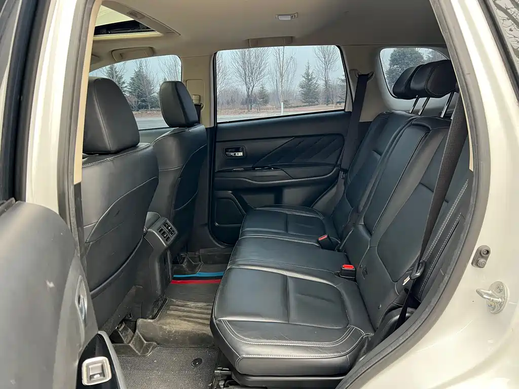 MITSUBISHI OUTLANDER