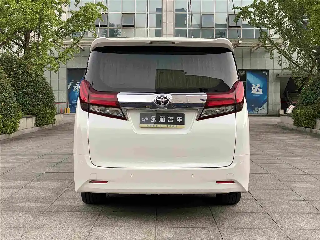 Toyota Alphard — миниатюра 14