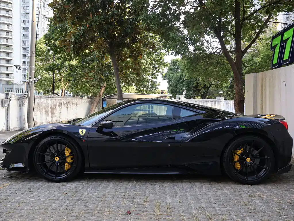 FERRARI 488
