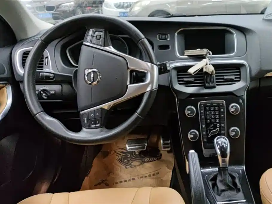 VOLVO V40