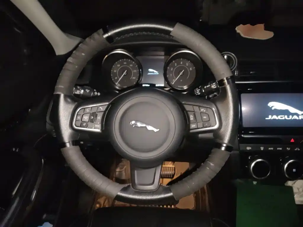 Jaguar E-PACE — миниатюра 11