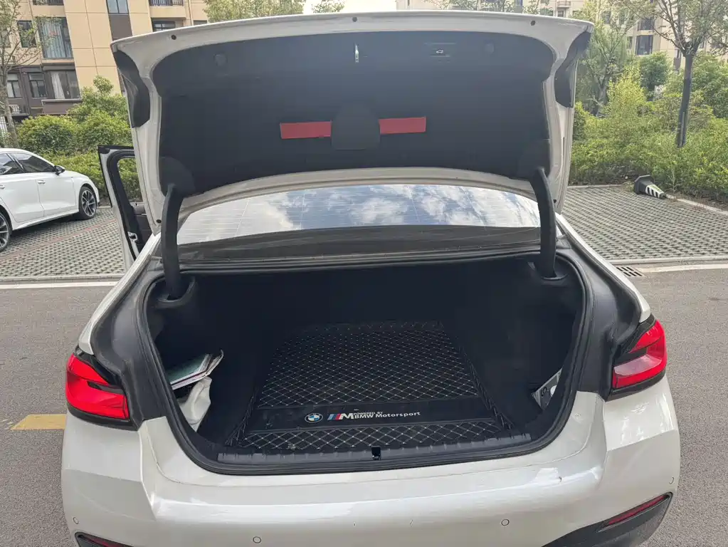 BMW 5 Series — миниатюра 8