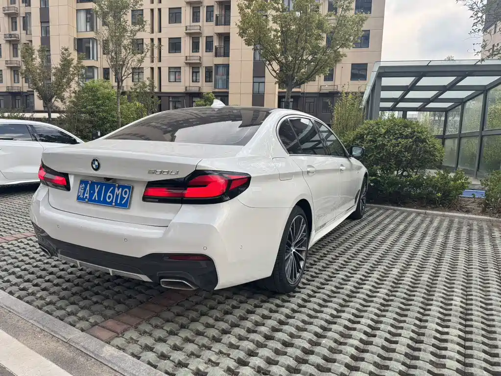 BMW 5 Series — миниатюра 10