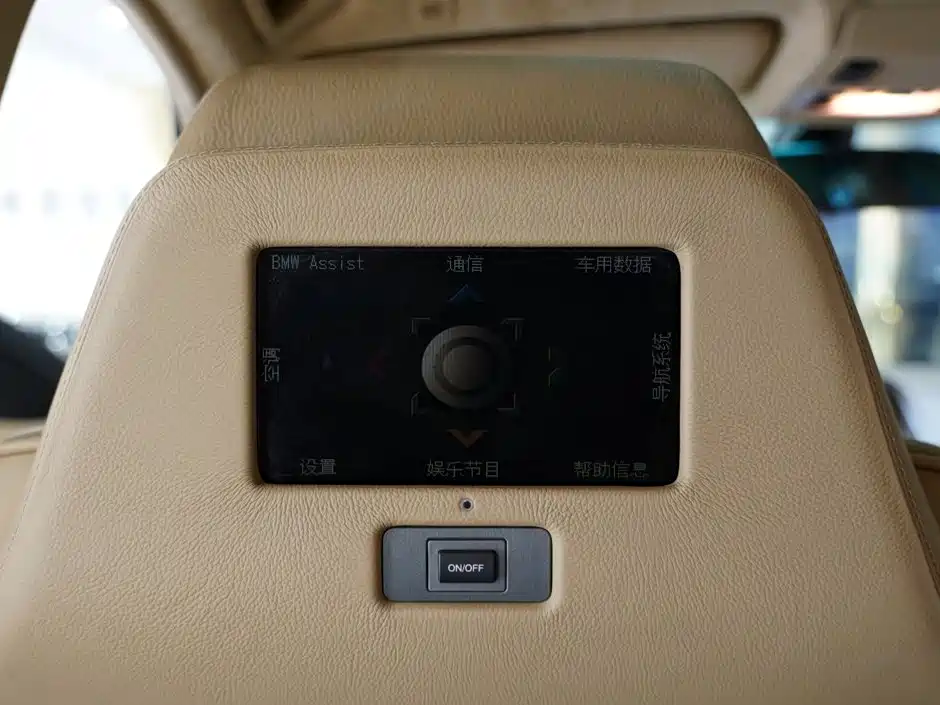 BMW 7 Series — миниатюра 11