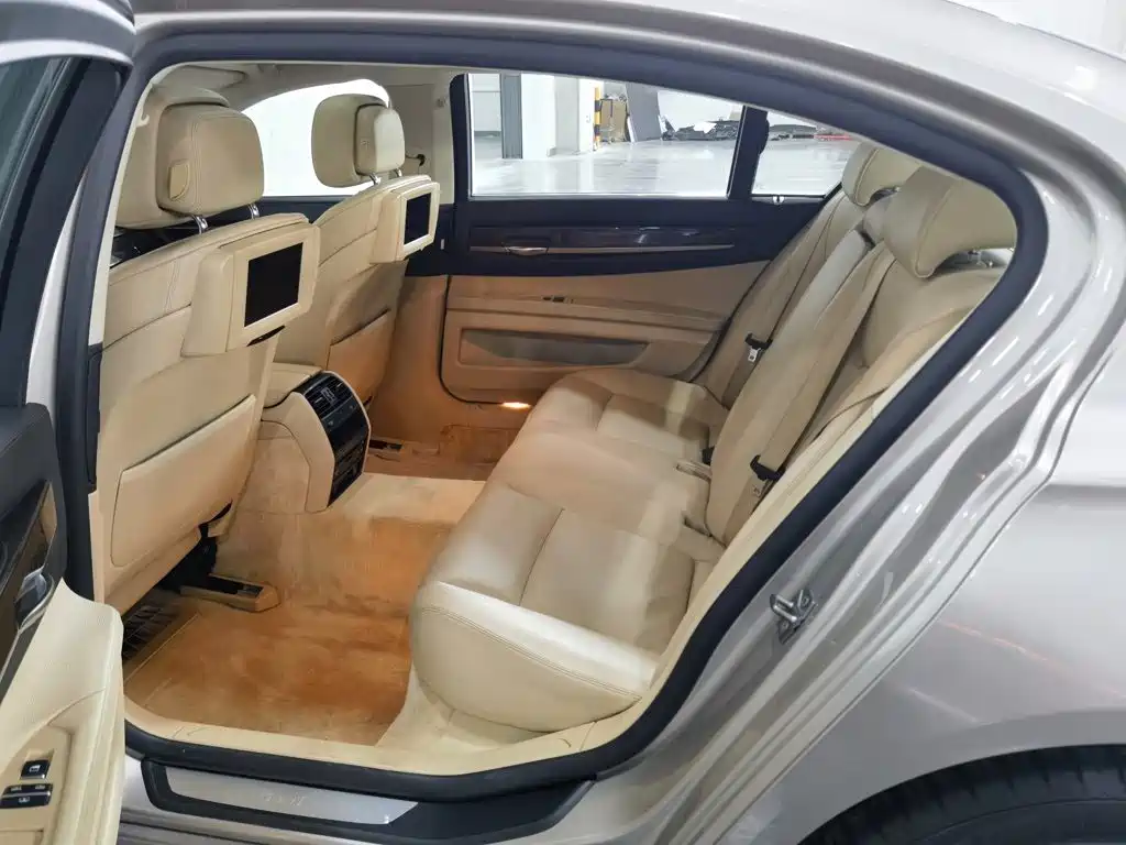 BMW 7 Series — миниатюра 15