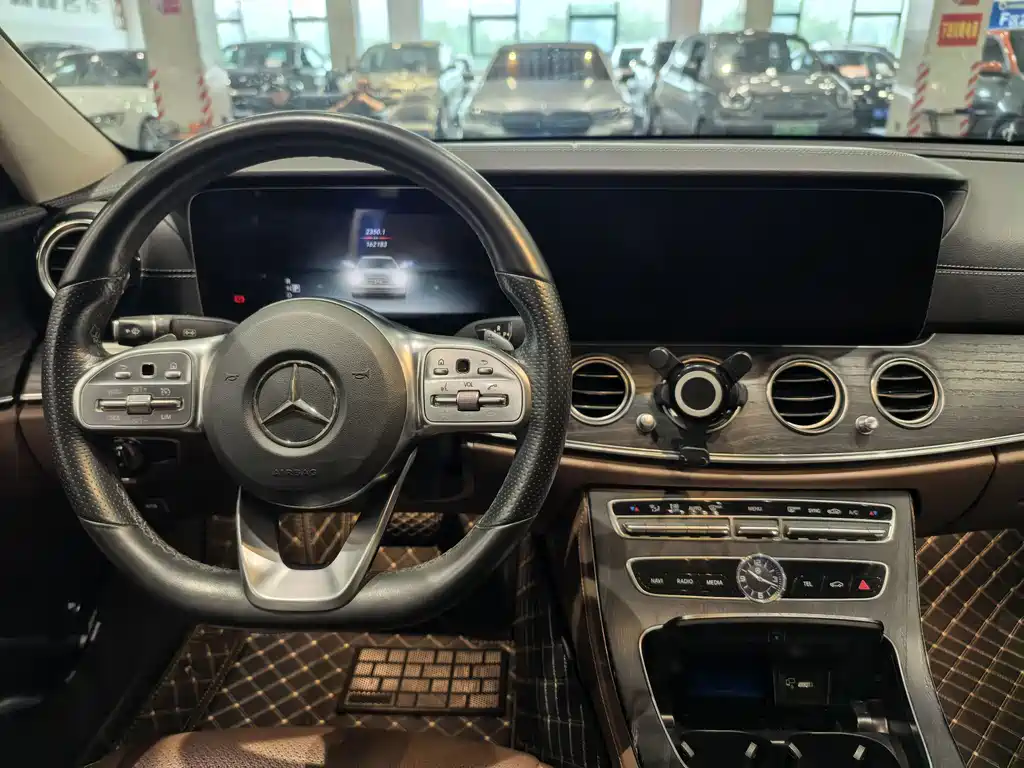 Mercedes-Benz E-Class — миниатюра 8