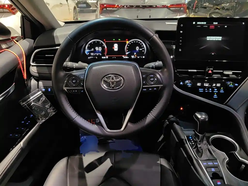 Toyota Camry — миниатюра 11