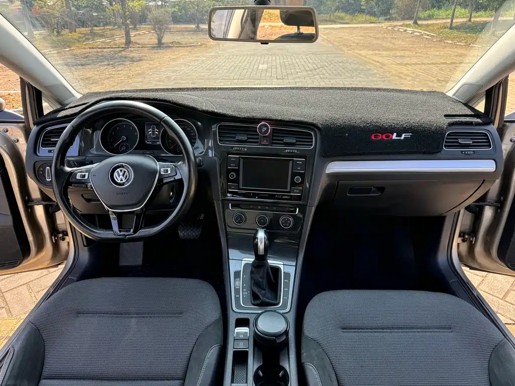 VOLKSWAGEN GOLF