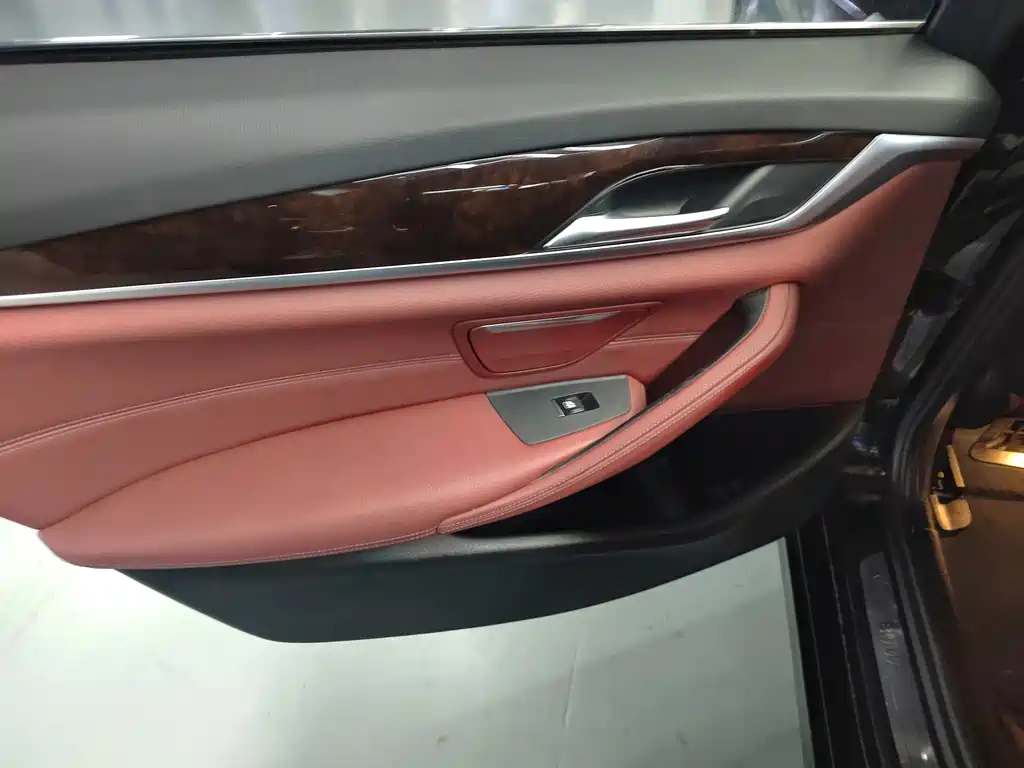 BMW 5 Series — миниатюра 6