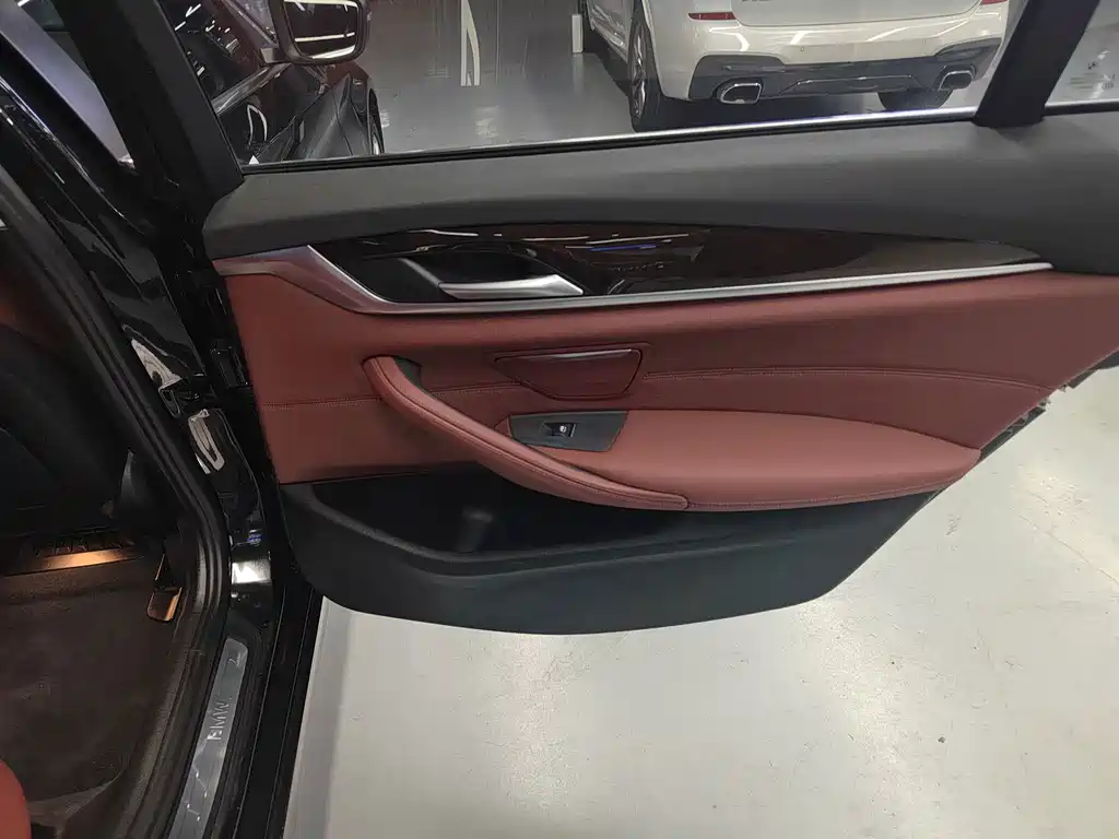 BMW 5 Series — миниатюра 8