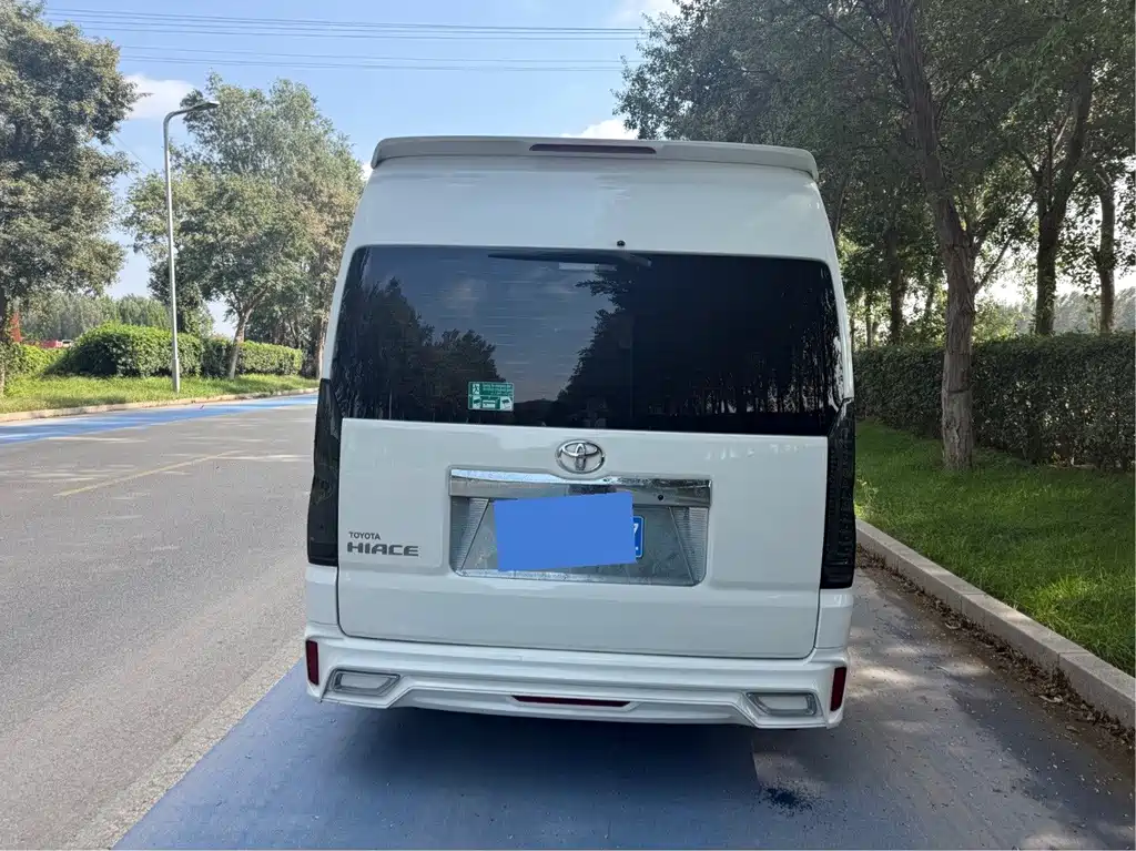 Toyota HiAce 2023 2.7L MT