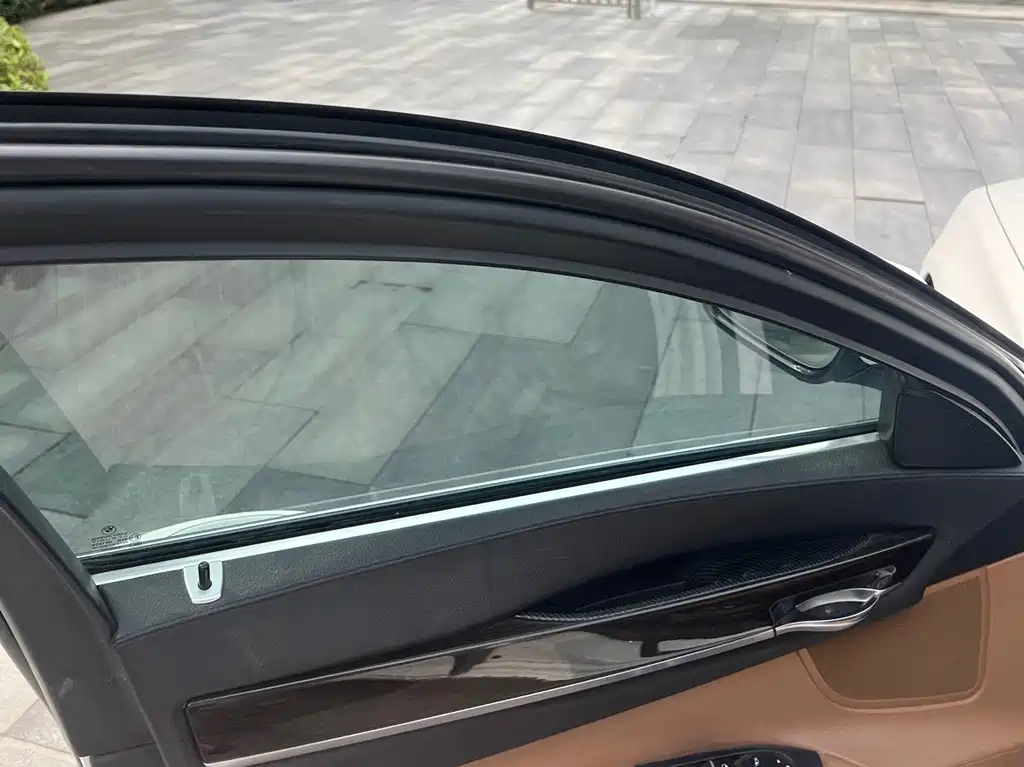 BMW 7 Series — миниатюра 8