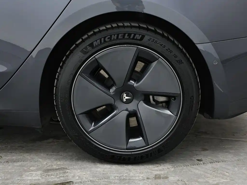 Tesla Model 3 — миниатюра 10