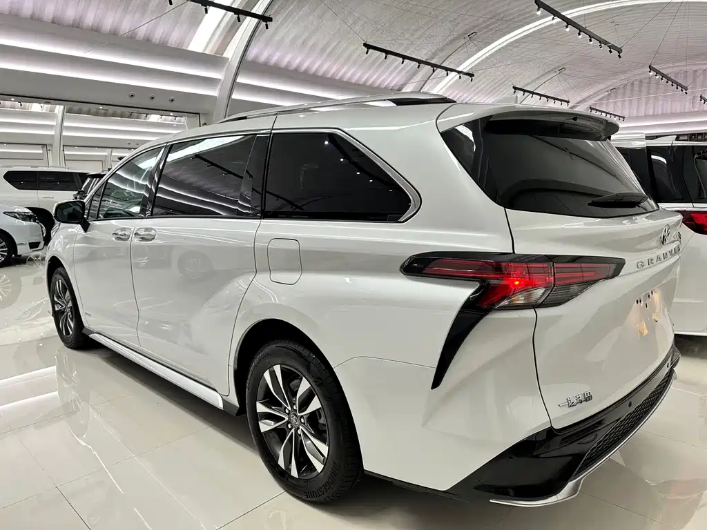 Toyota Granvia — миниатюра 5