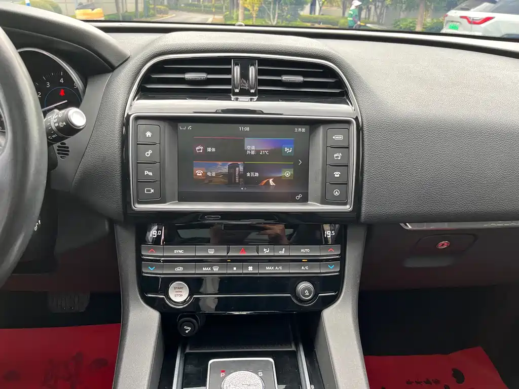 Jaguar F-PACE — миниатюра 11