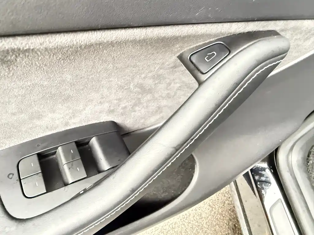 Tesla Model Y — миниатюра 4