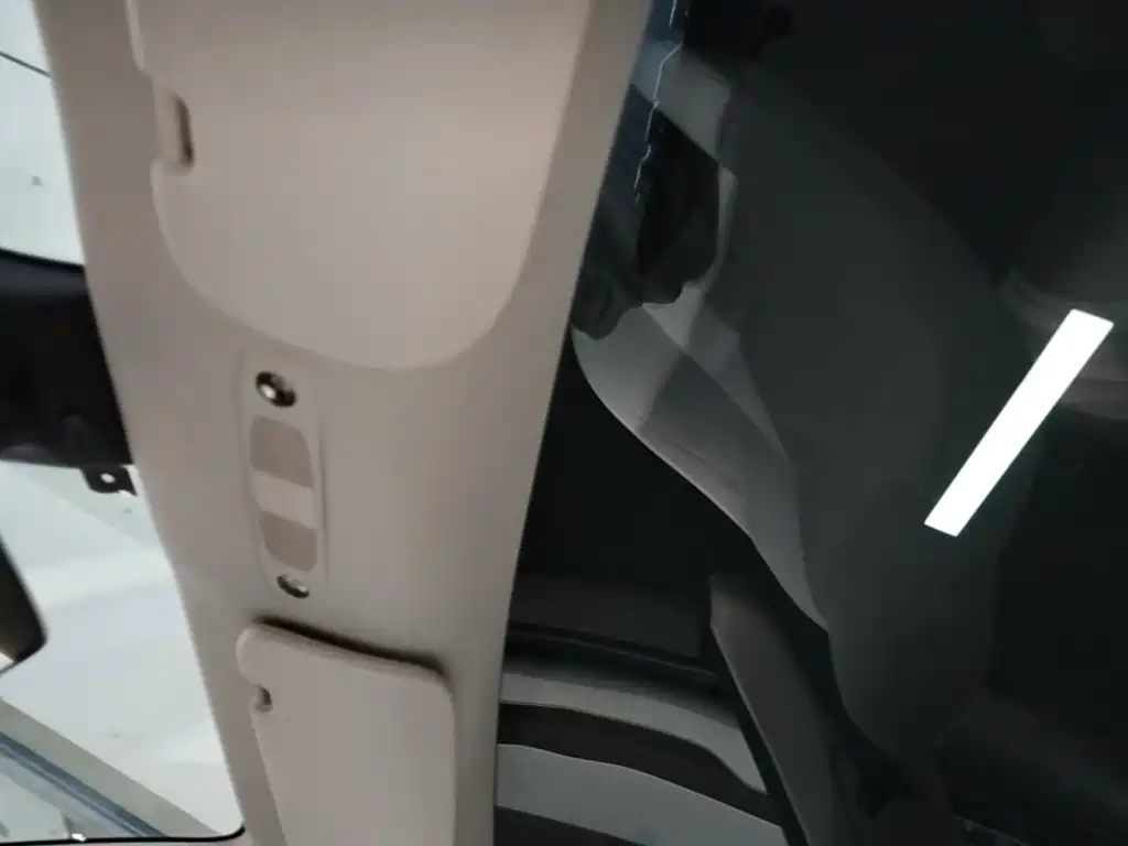 Tesla Model Y — миниатюра 18