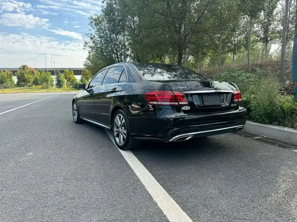 Mercedes-Benz E-Class — миниатюра 7
