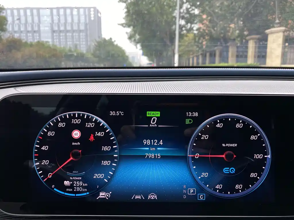 Mercedes-Benz EQC — миниатюра 11