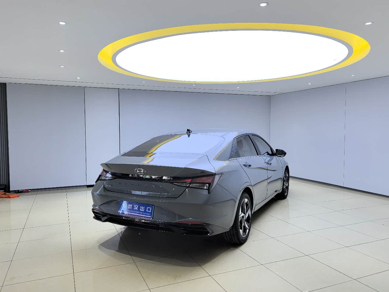 Hyundai Elantra 1.5 л 2023 г. Серебристо-серый, пробег 10000 км