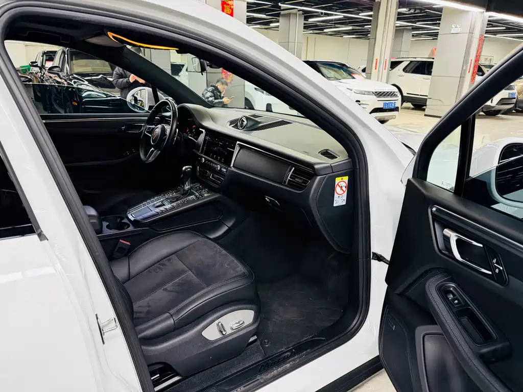 PORSCHE MACAN