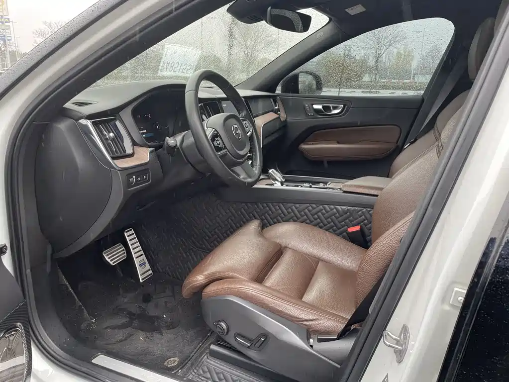 Volvo XC60 2022 T8 Luxury