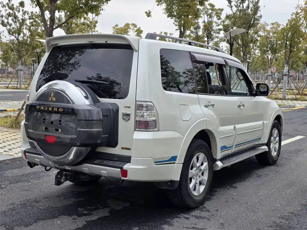 MITSUBISHI PAJERO