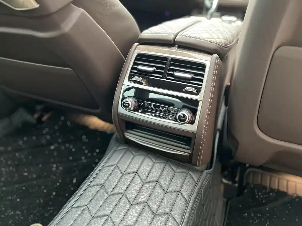 BMW 7 Series — миниатюра 11