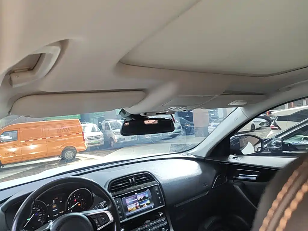 Jaguar F-PACE — миниатюра 18