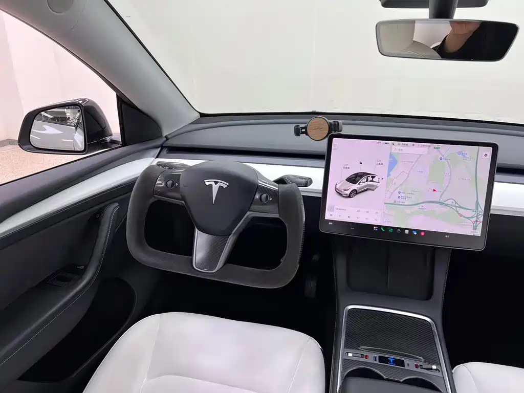 Tesla Model Y — миниатюра 18