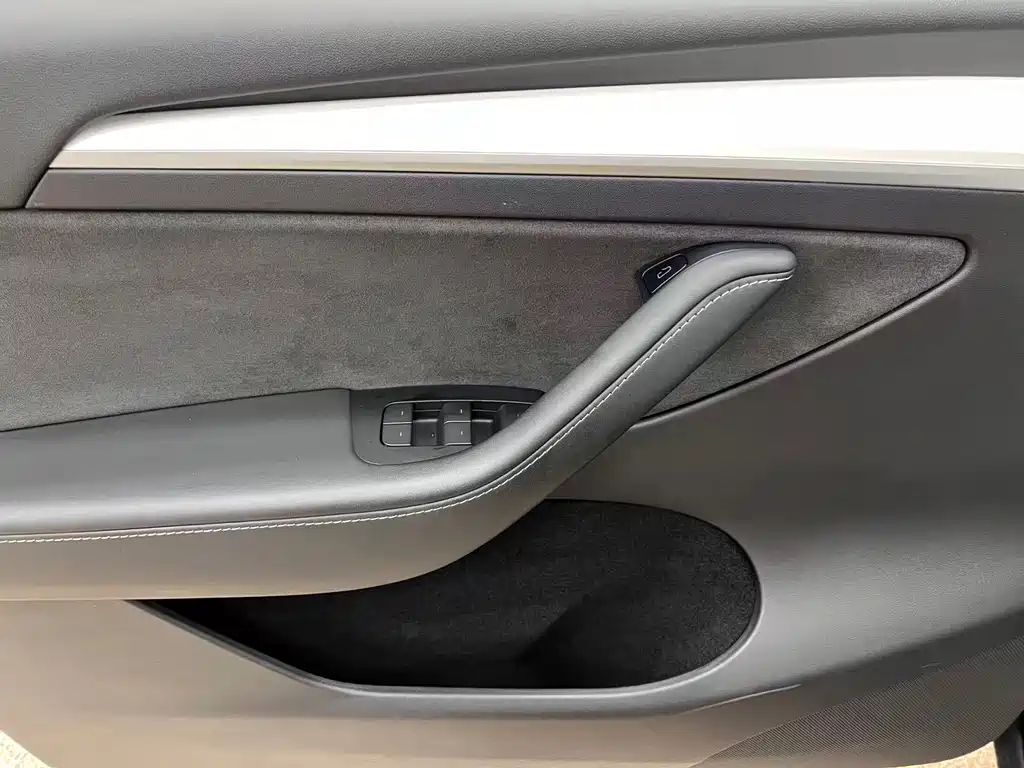 Tesla Model Y — миниатюра 27