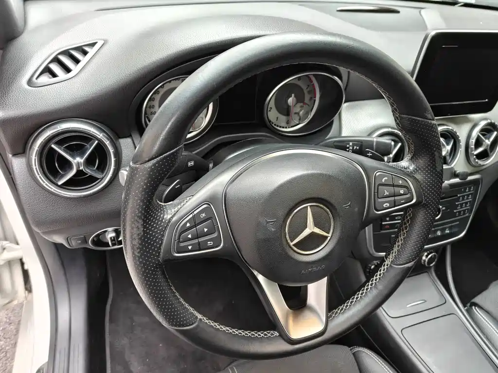 MERCEDES-BENZ CLA