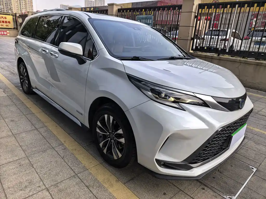 Toyota Granvia — миниатюра 3