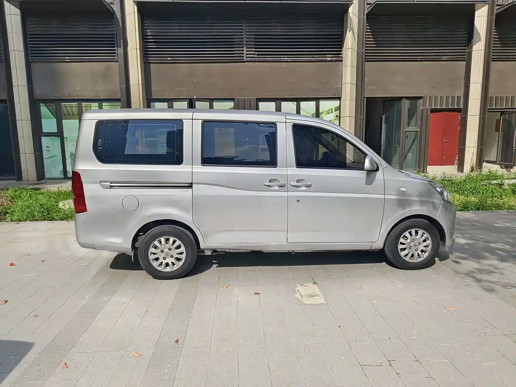 Wuling Rongguang V — миниатюра 5