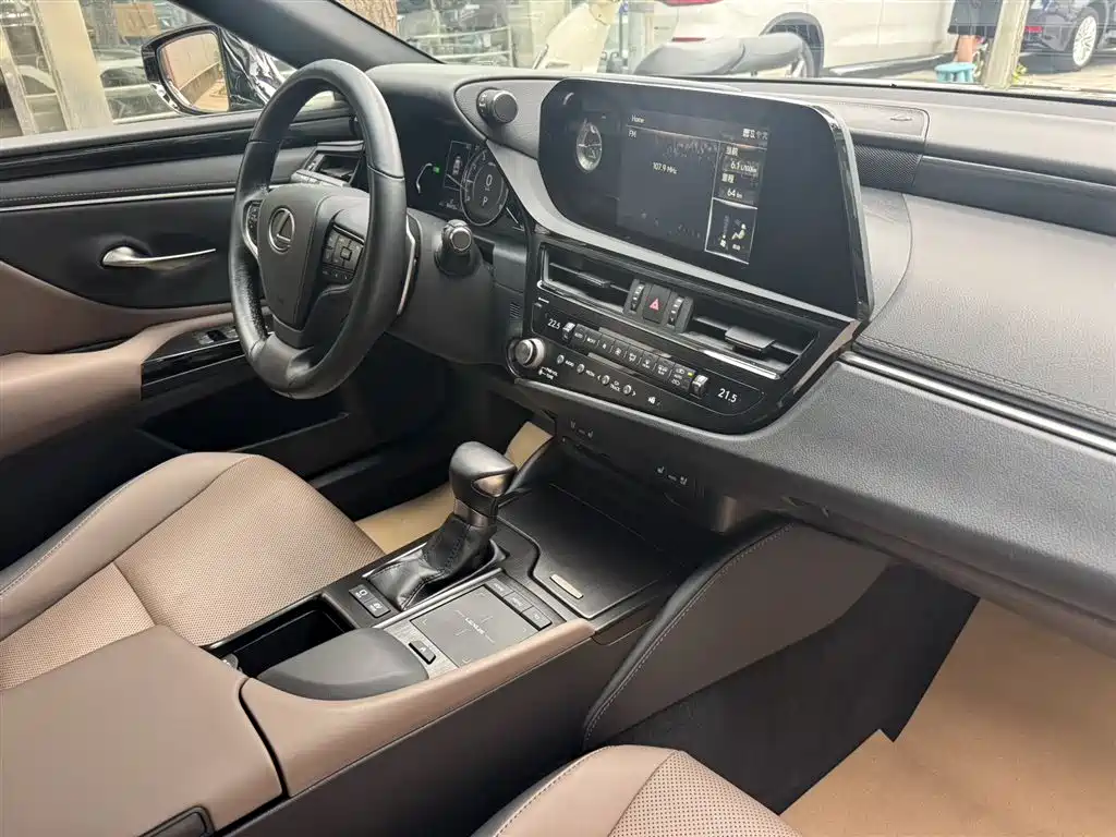 Lexus ES 2021 300h Premium