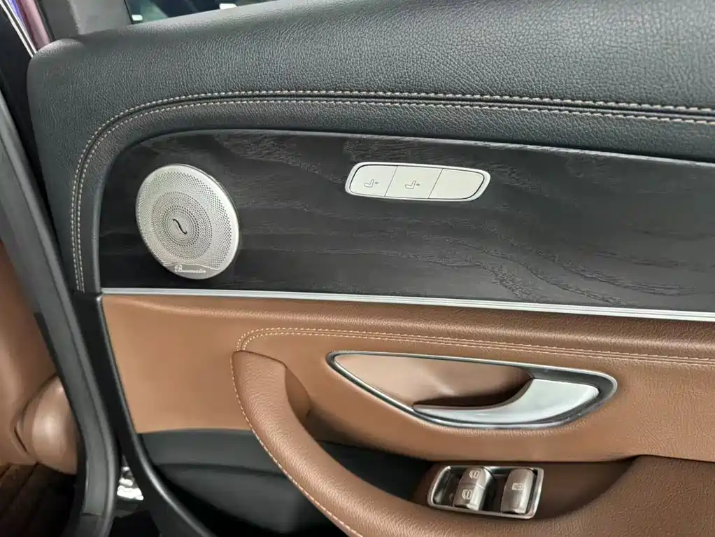 Mercedes-Benz E-Class — миниатюра 11