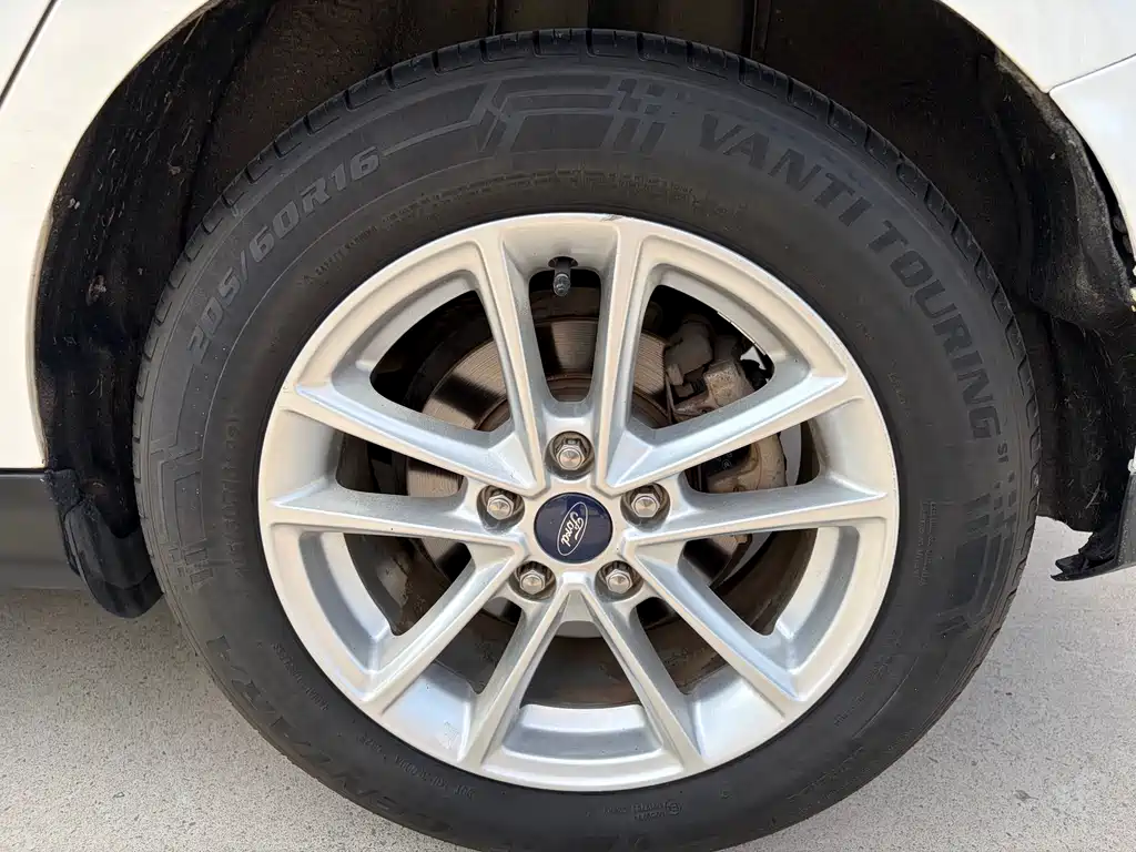 Ford Focus 2015 1.6L AT