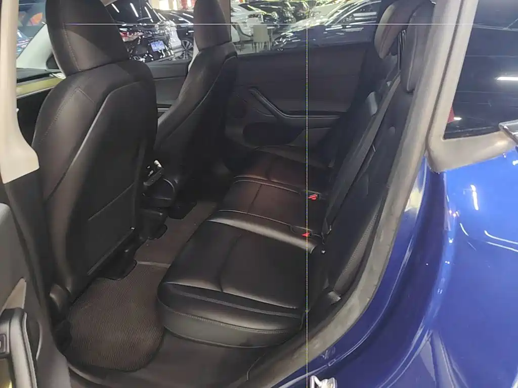 Tesla Model Y — миниатюра 17