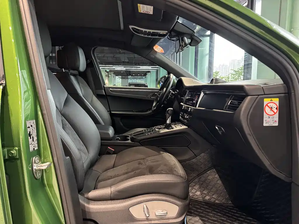 PORSCHE MACAN