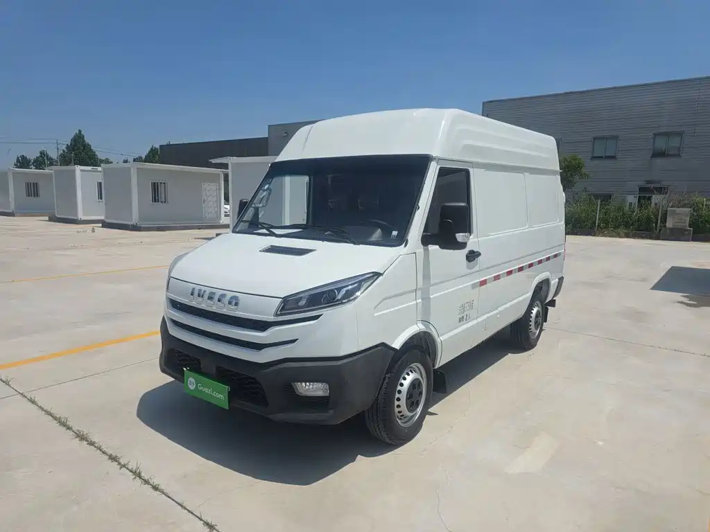 Iveco Daily 2023 2.5T V35 MT 2-3 мест