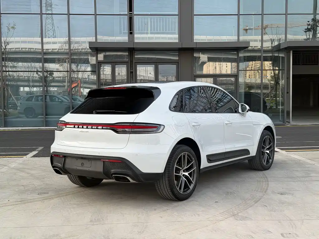PORSCHE MACAN