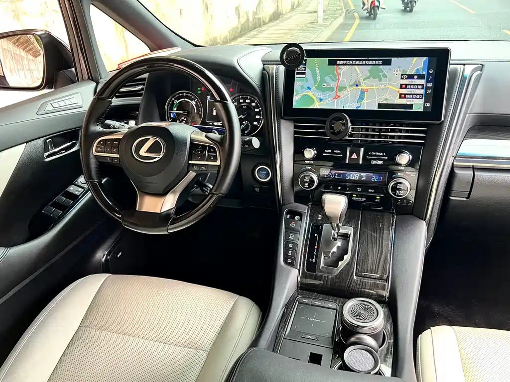 Lexus LM — миниатюра 16
