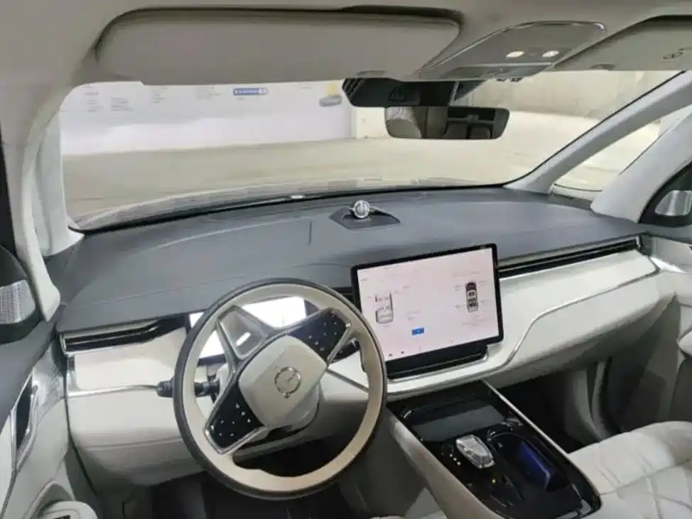 Volvo EM90 — миниатюра 5