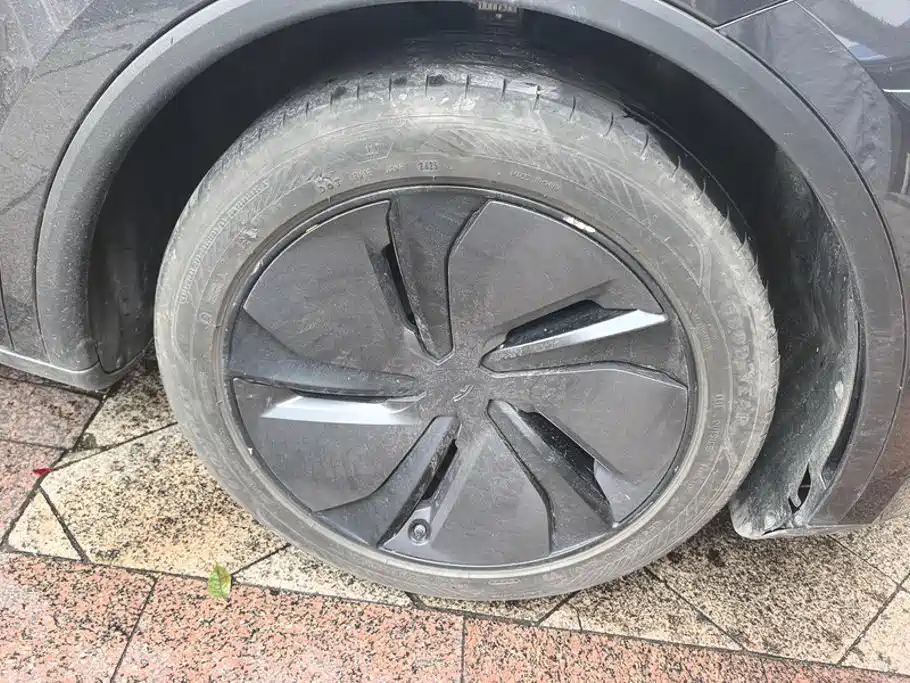 Tesla Model Y — миниатюра 6